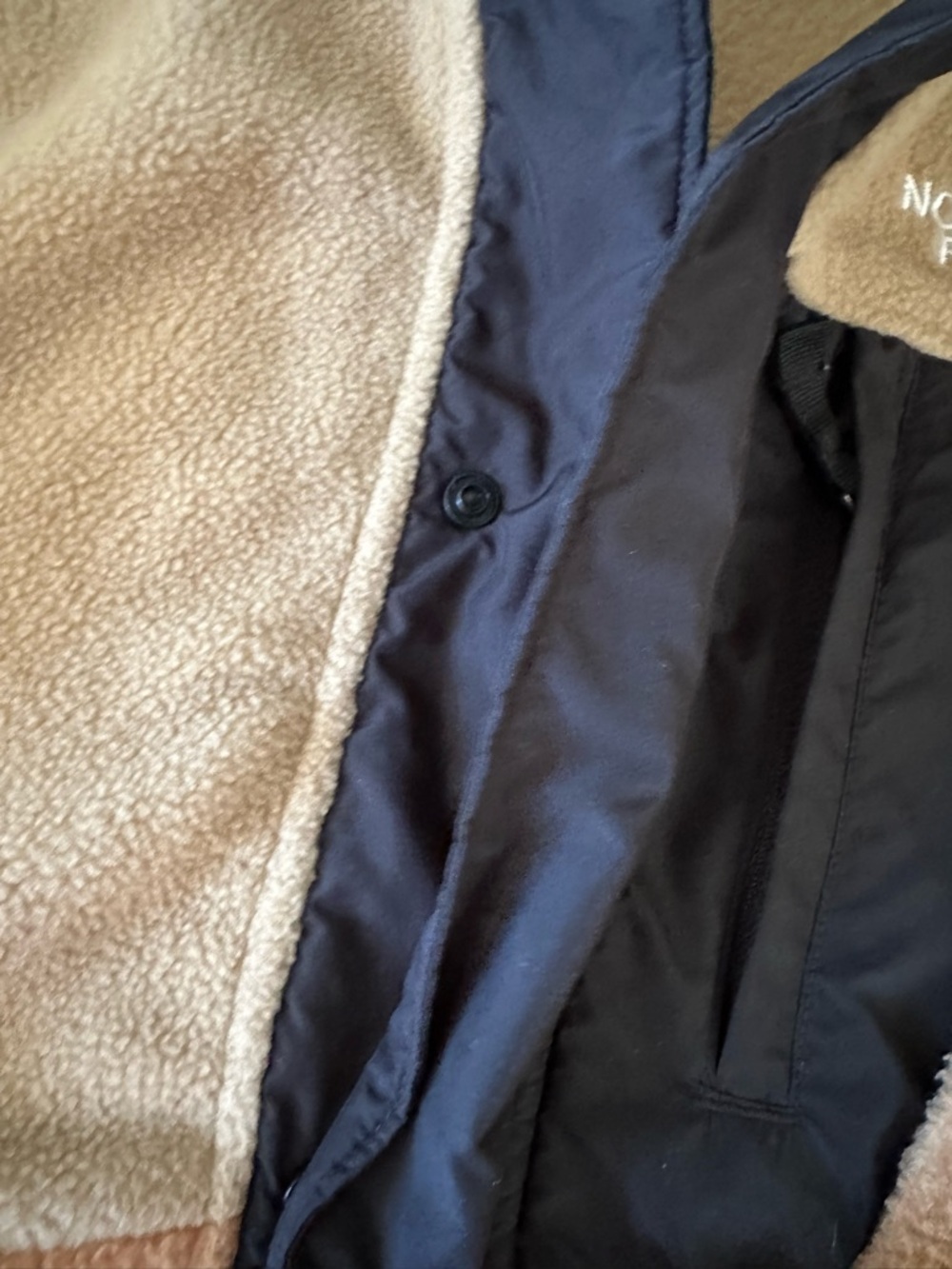 The North Face Two-Tone Sherpa Jacket in Beige and Black boys XL 14/16 - Picture 3 of 10
